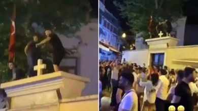Kadıköy'de kilise kapısı üstünde dans edenler beraat etti