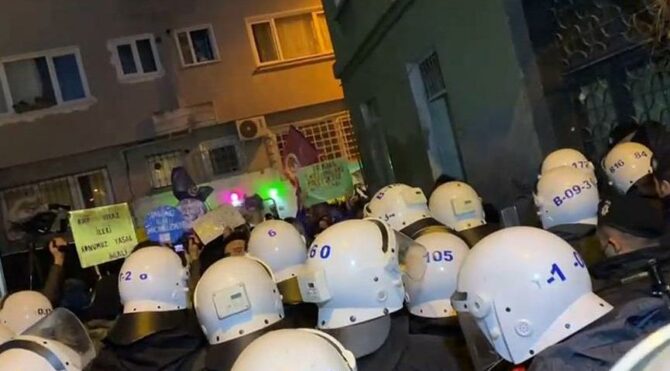 Kadınlar ile polis arasında gerginlik