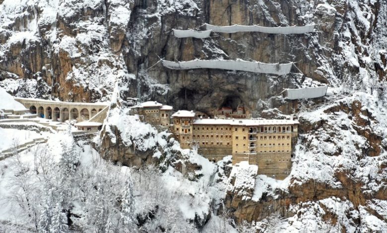 Kar altındaki Sümela Manastırı havadan görüntülendi