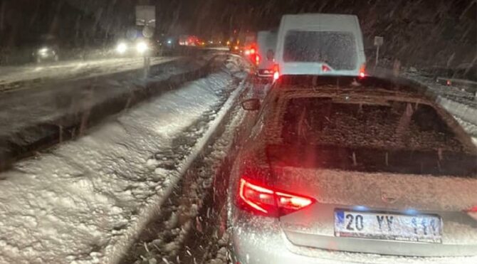 Kar yolları kapattı, okullar tatil edildi