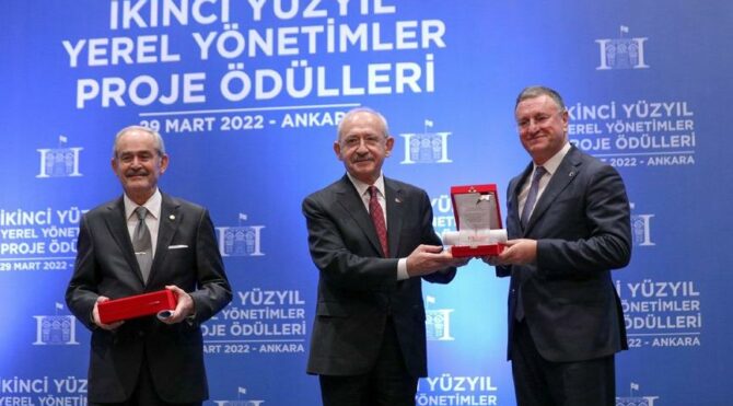 Kılıçdaroğlu'ndan başarılı belediye başkanlarına ödül
