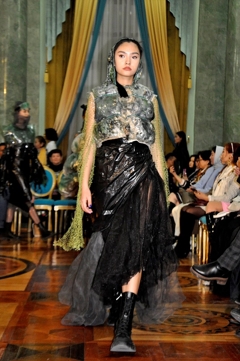 Kırgızistan da atık malzemelerden yapılan kıyafet defilesi tanıtıldı #3