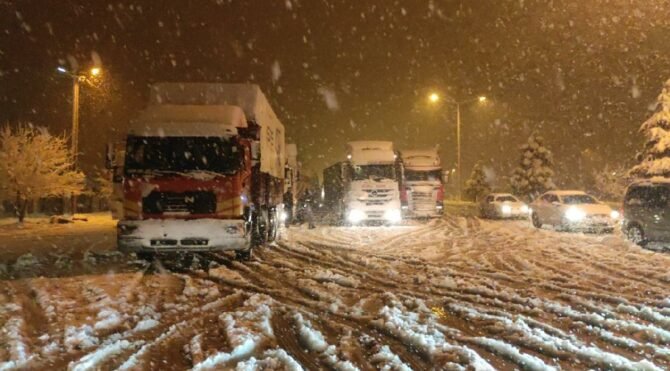 Konya-Antalya kara yolunda araç geçişleri kısıtlandı