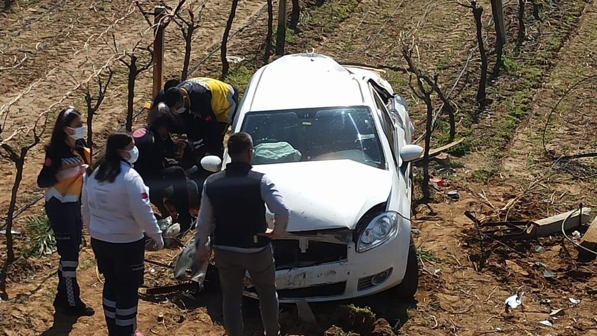 Manisa'da bağa uçan araçta 2 'si ağır 5 yaralı