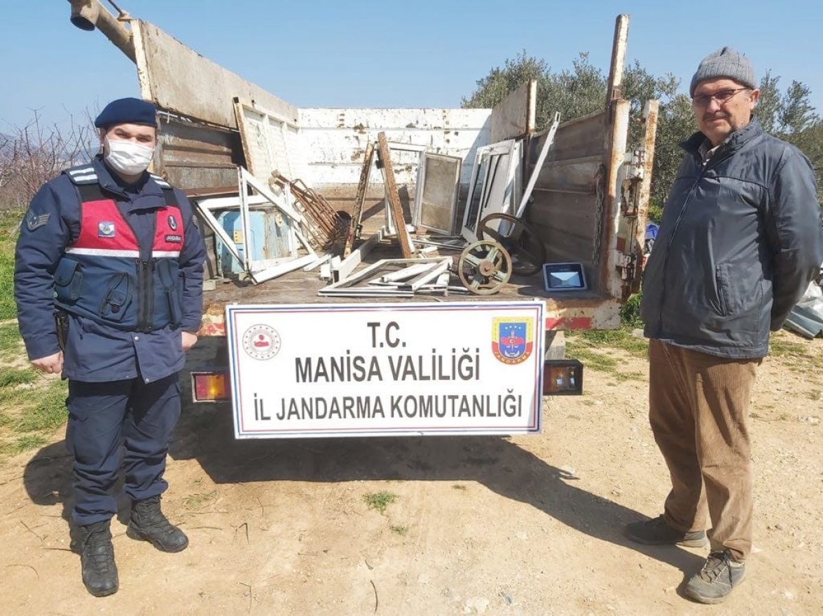 Manisa da çaldıkları eşyaları, hurdacıya satarken yakalandılar #1