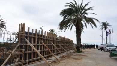Mersin’de vatandaşın kullandığı plaj yoluna duvar ördüler