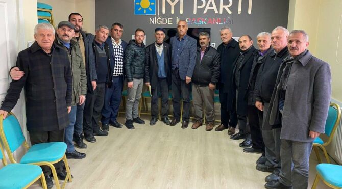 MHP’li belediye meclis üyeleri istifa ederek İYİ Parti’ye katıldı