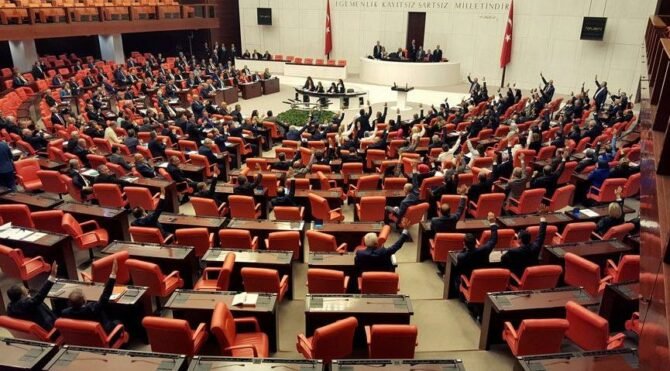 Milyonlar beklediği çareyi AKP-MHP frenliyor