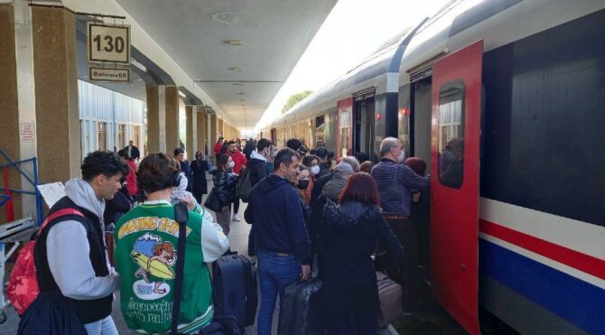 Otobüs fiyatları artınca trenlerde yoğunluk meydana geldi