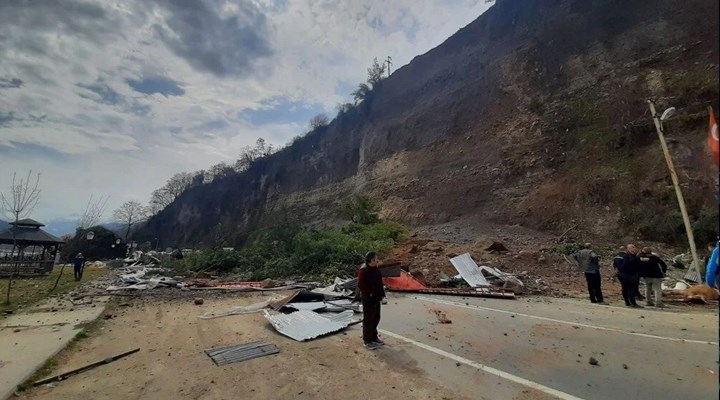 Rize'de heyelan: Yol kapandı