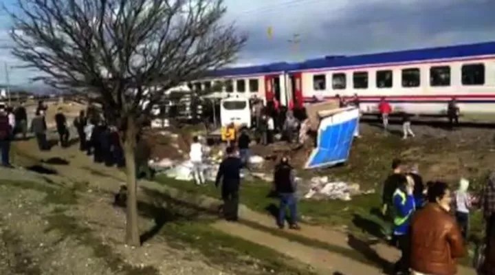 Trenin kamyonete çarpması sonucu 2 kişi yaralandı, 41 hayvan yaşamını yitirdi