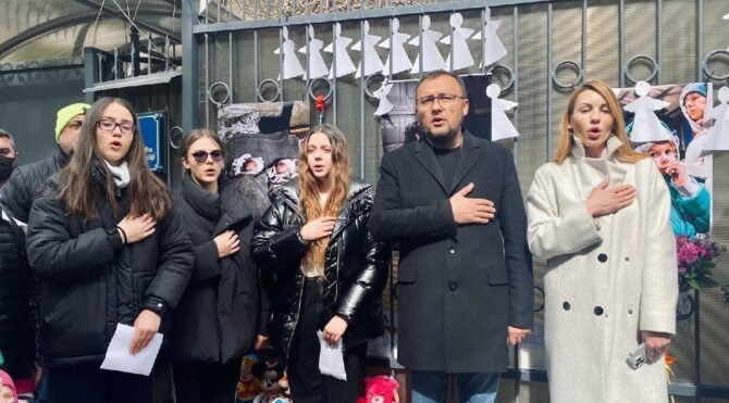 Ukrayna Büyükelçiliği önünde savaşta ölen çocuklar anıldı