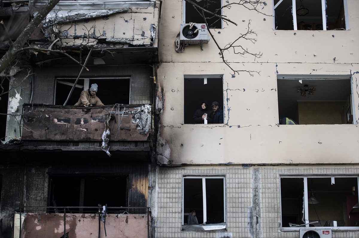 Ukrayna’da, 9 katlı apartmana top mermisi isabet etti #1