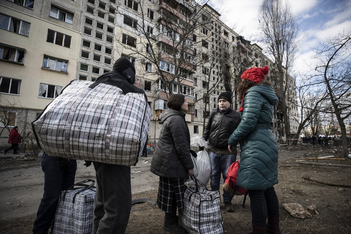 Ukrayna’da, 9 katlı apartmana top mermisi isabet etti #3
