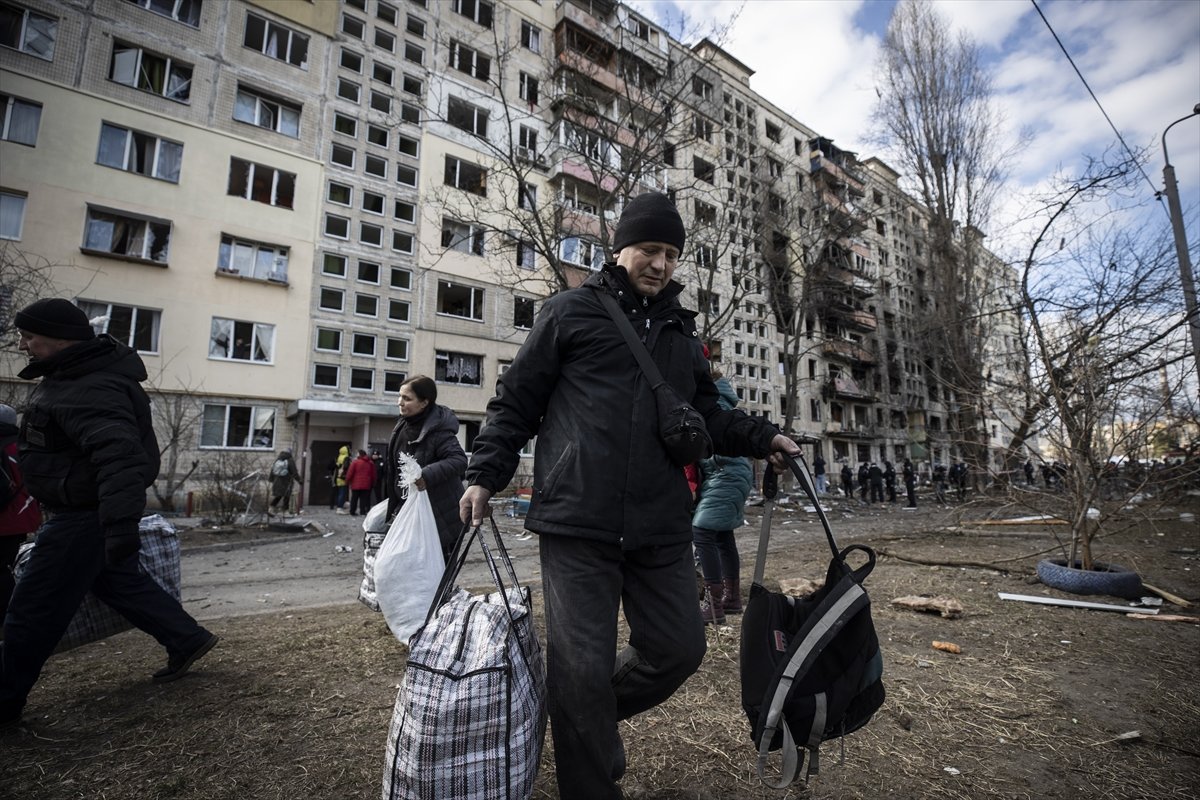 Ukrayna’da, 9 katlı apartmana top mermisi isabet etti #4