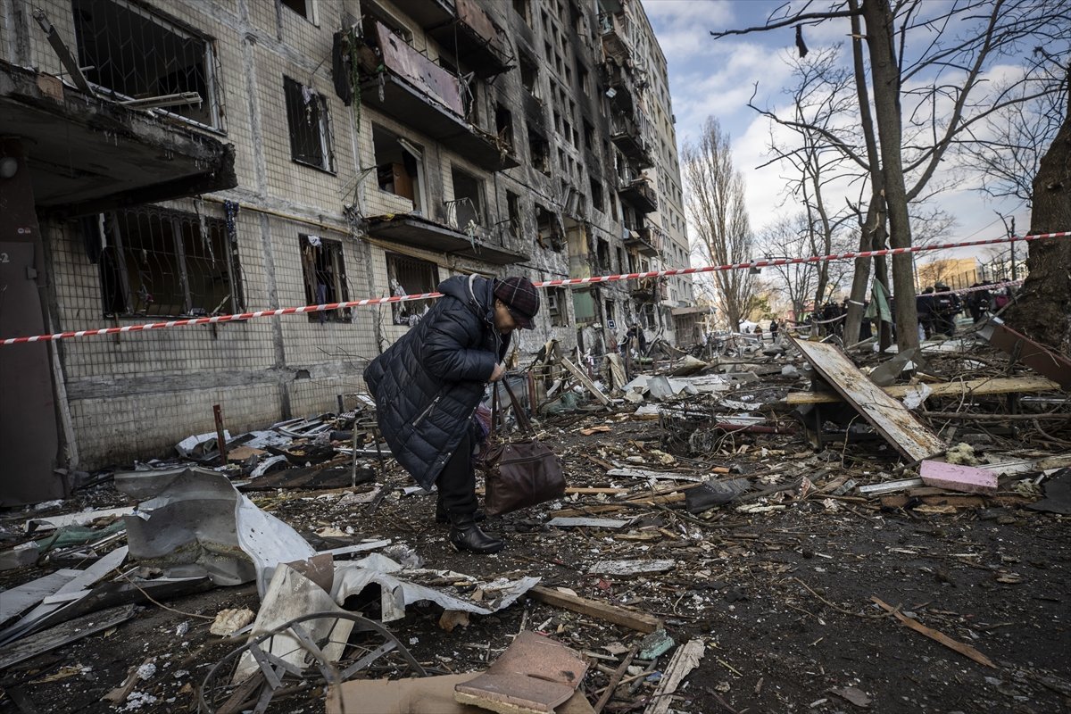 Ukrayna’da, 9 katlı apartmana top mermisi isabet etti #7