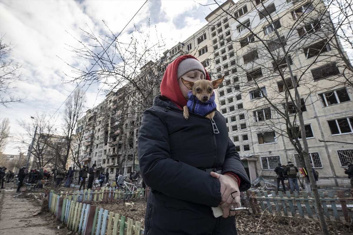 Ukrayna’da, 9 katlı apartmana top mermisi isabet etti #9