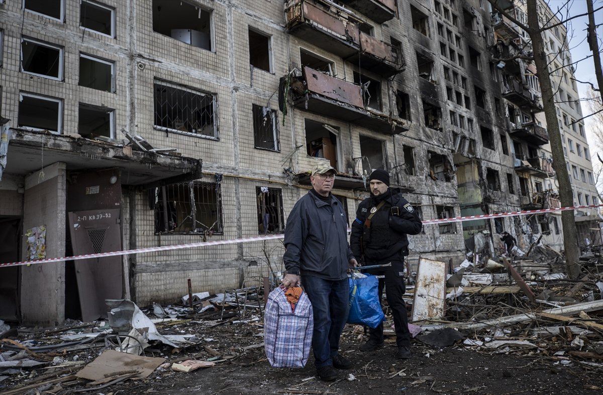 Ukrayna’da, 9 katlı apartmana top mermisi isabet etti #11