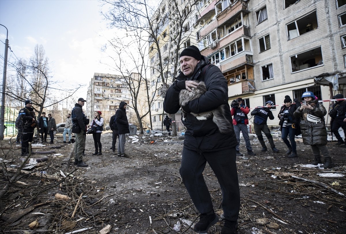 Ukrayna’da, 9 katlı apartmana top mermisi isabet etti #13