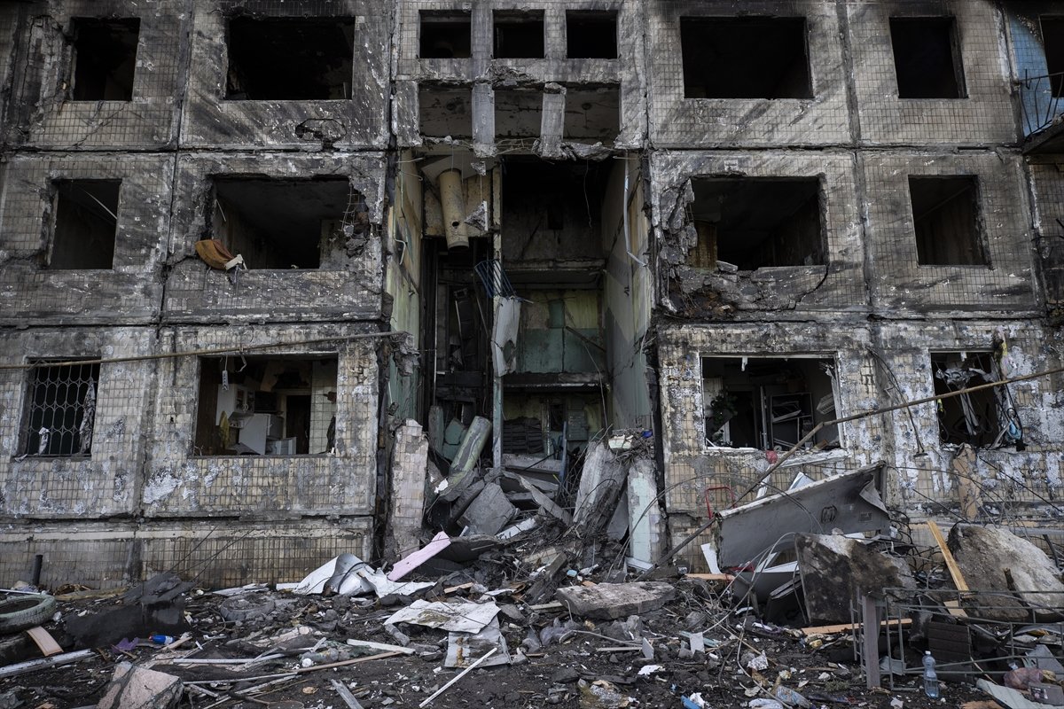 Ukrayna’da, 9 katlı apartmana top mermisi isabet etti #14