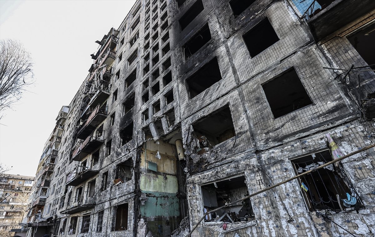 Ukrayna’da, 9 katlı apartmana top mermisi isabet etti #15
