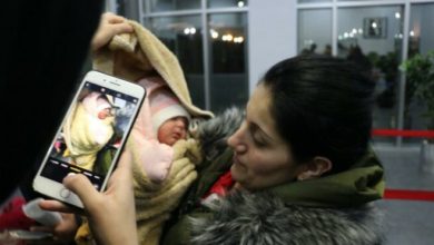 Ukrayna’da sığınakta doğan 5 günlük bebek Türkiye’ye geldi