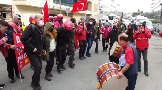 Yemek Sepeti kuryelerinden halaylı eylem 