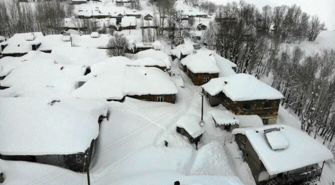 Yukarıyongalı köyünde kar esareti yaşanıyor