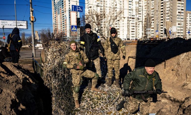 Yurt dışındaki Ukraynalılar, Rusya'ya karşı savaşmak için ülkelerine dönüyor