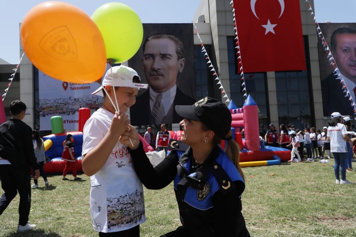Adana polisi, 23 Nisan da çocuklarla eğlendi #1