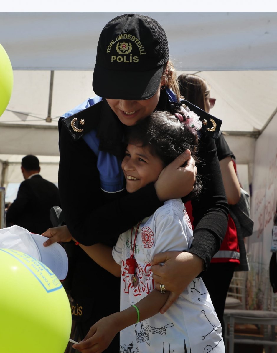 Adana polisi, 23 Nisan da çocuklarla eğlendi #7