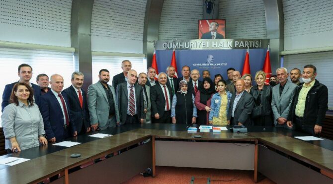 AKP ve MHP'den istifa ettiler; CHP'ye katıldılar