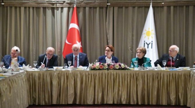 Akşener, eski milletvekilleri ve bakanlarla iftarda buluştu