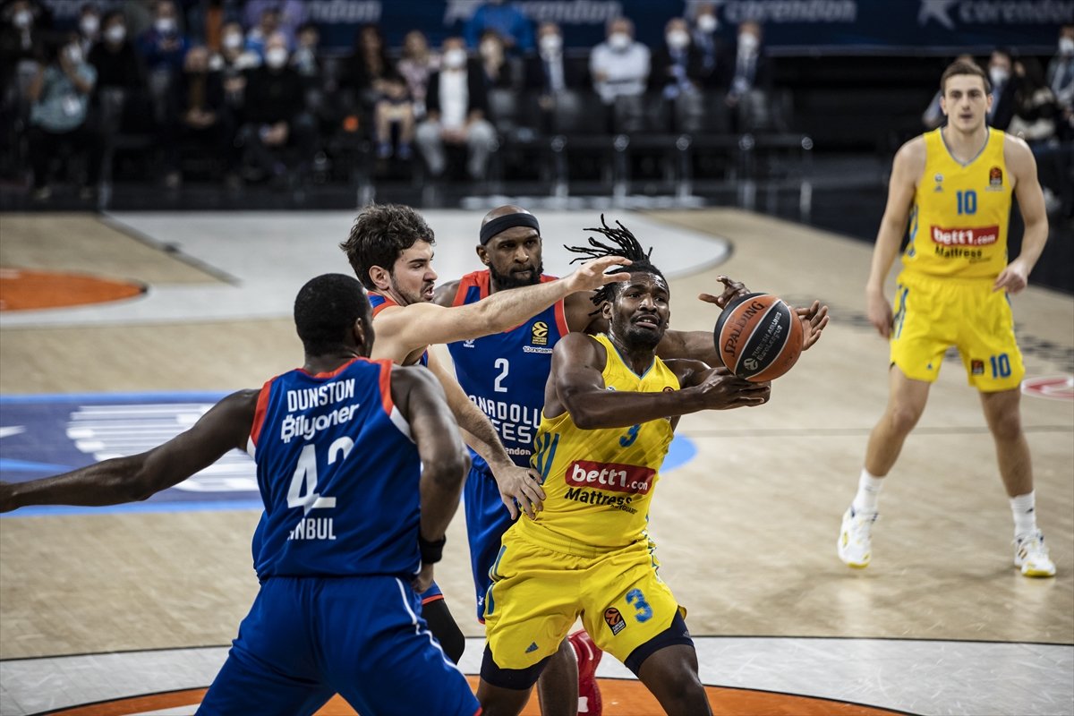 Anadolu Efes EuroLeague de play-off a kalmayı garantiledi #1