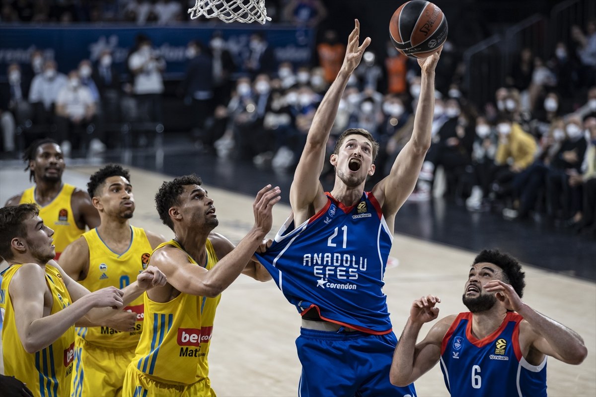 Anadolu Efes EuroLeague de play-off a kalmayı garantiledi #2