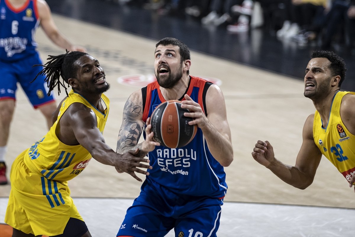 Anadolu Efes EuroLeague de play-off a kalmayı garantiledi #3