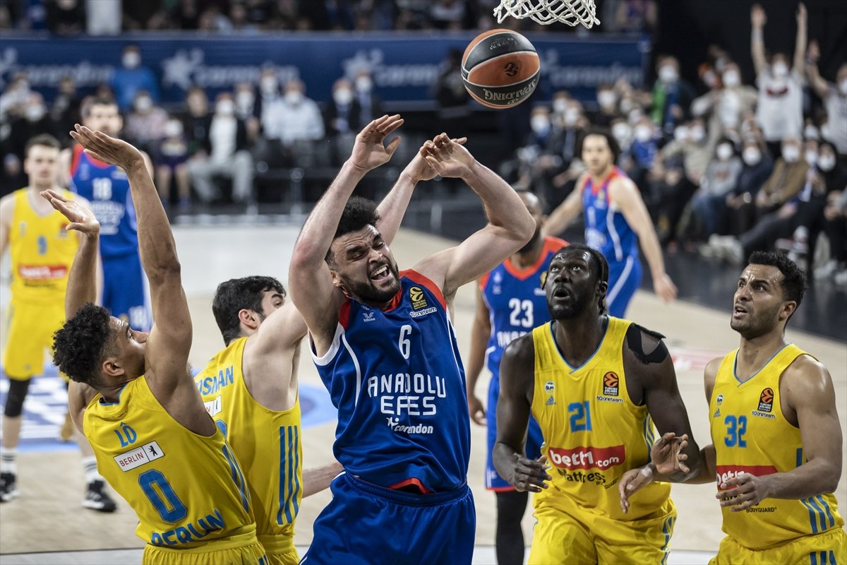 Anadolu Efes EuroLeague de play-off a kalmayı garantiledi #4