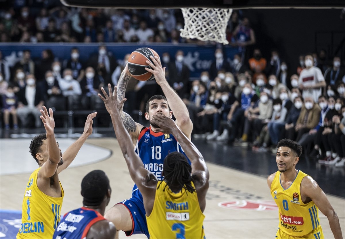 Anadolu Efes EuroLeague de play-off a kalmayı garantiledi #5