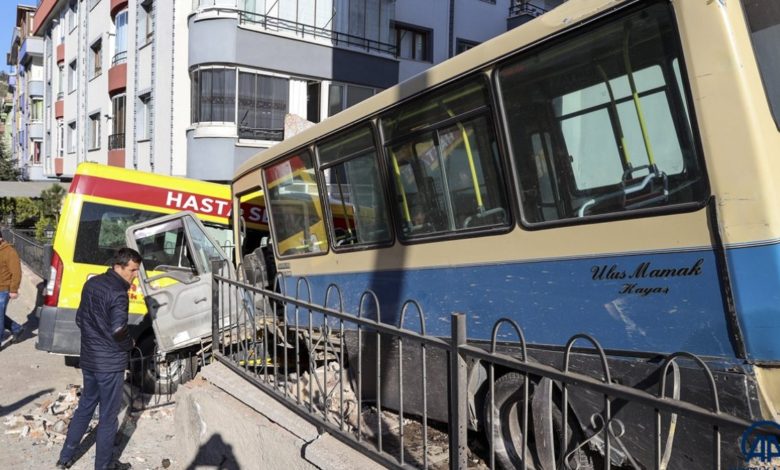 Ankara'da kontrolden çıkan minibüs ATM'leri devirdi