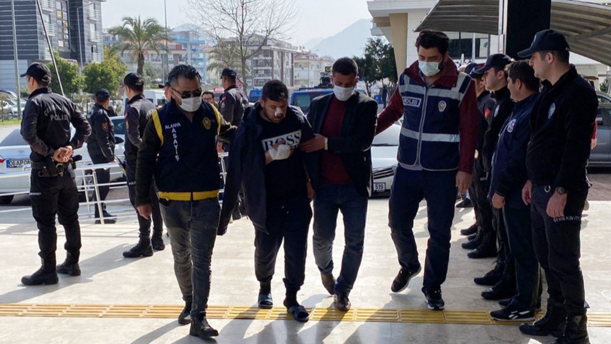 Antalya'da husumetli aileler arasında kavga: 14 yaralı