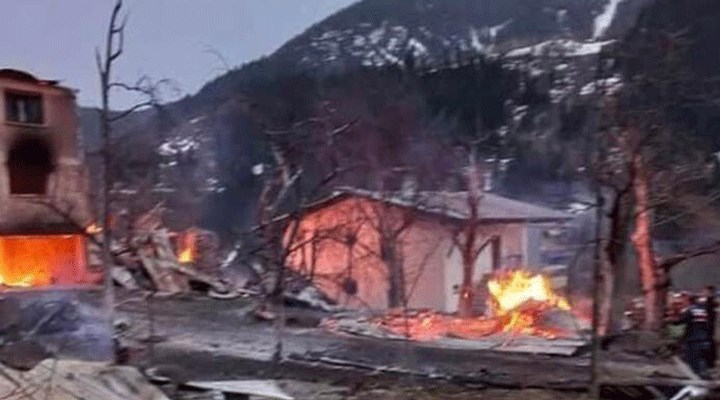 Artvin'de 6 ev yandı: 1 kişi hayatını kaybetti, 1 kişi kayıp