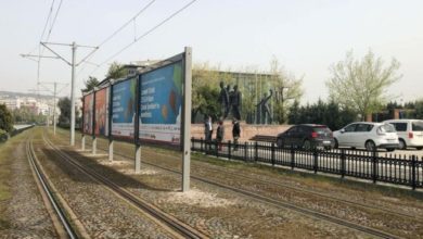 Atatürk heykeli, reklam panosuyla kapatıldı