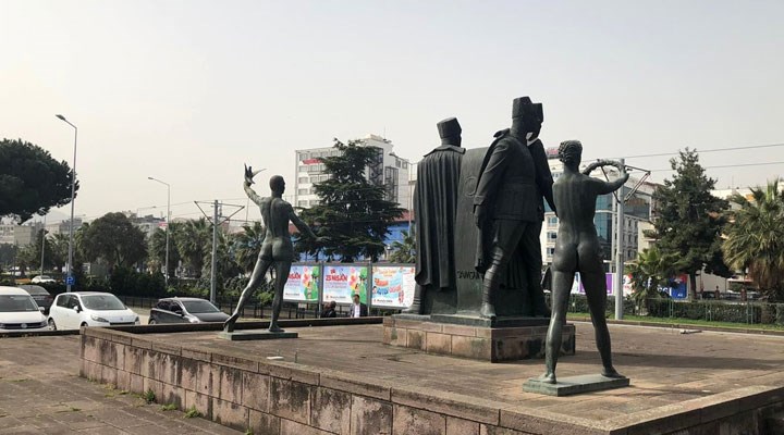 Atatürk'ün İlkadım Anıtı önüne konulan reklam panosu tepki çekti