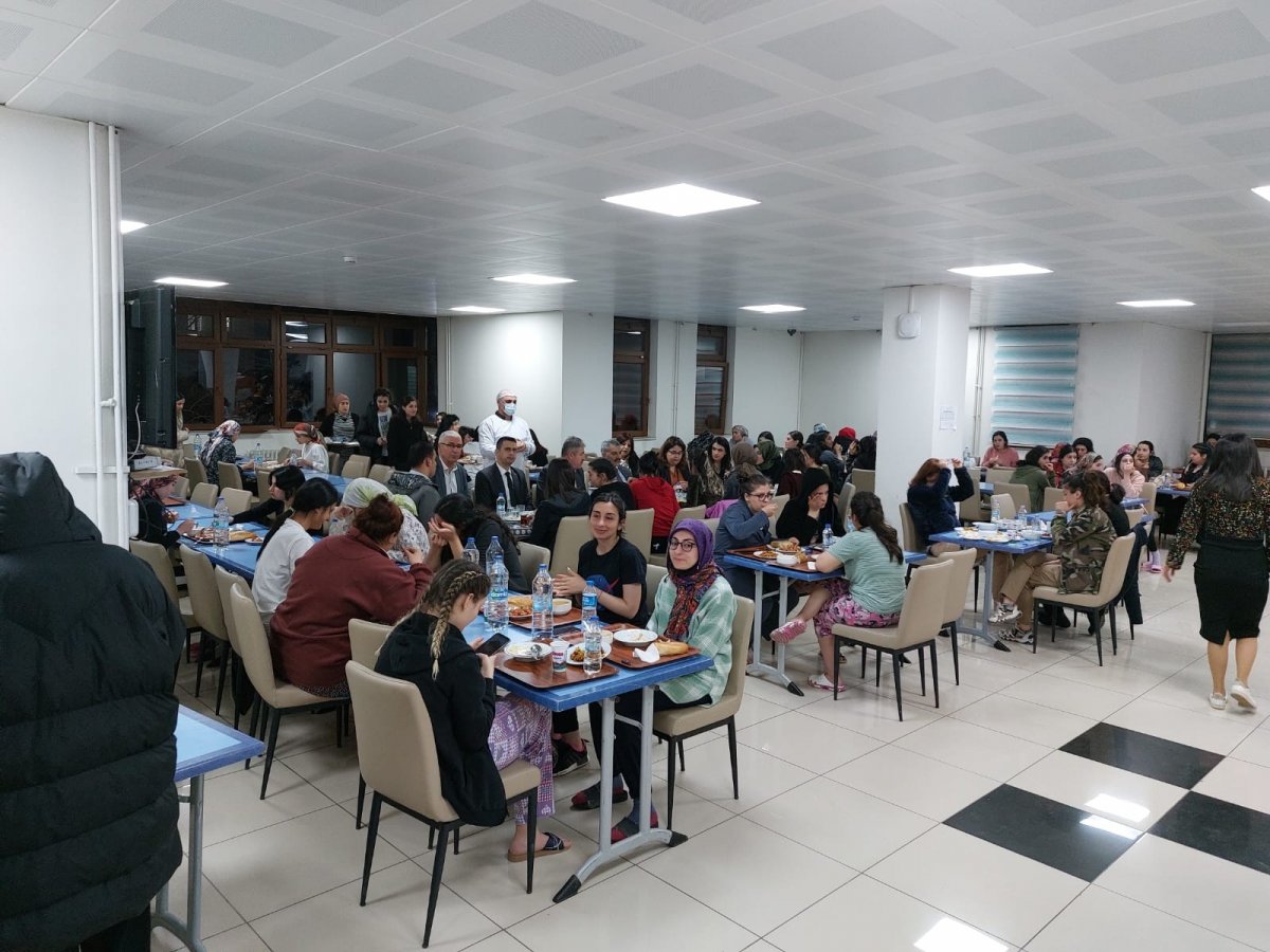 Gençlik ve Spor Bakanı Kasapoğlu öğrencilerle iftar yaptı #1