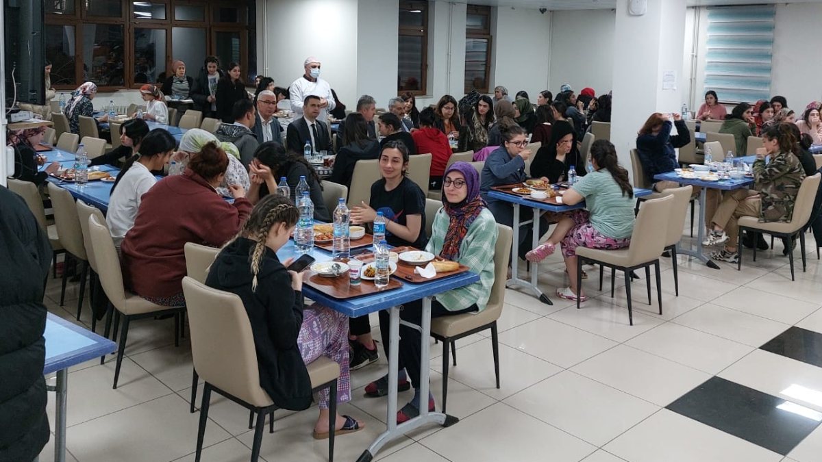 Bakan Kasapoğlu öğrencilerle iftar yaptı