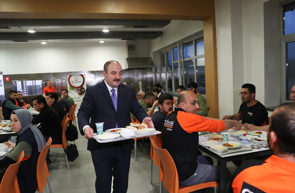Mustafa Varank, mobilya üretim tesisinde işçilerle iftar yaptı #1