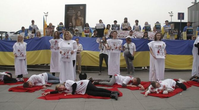 Beyoğlu'nda Ukraynalılar sivil ölümleri protesto etti