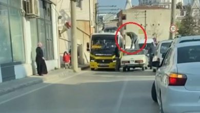 Bursa'da otomobilin üzerine çıkan sürücü, minibüs şoförüne saldırdı
