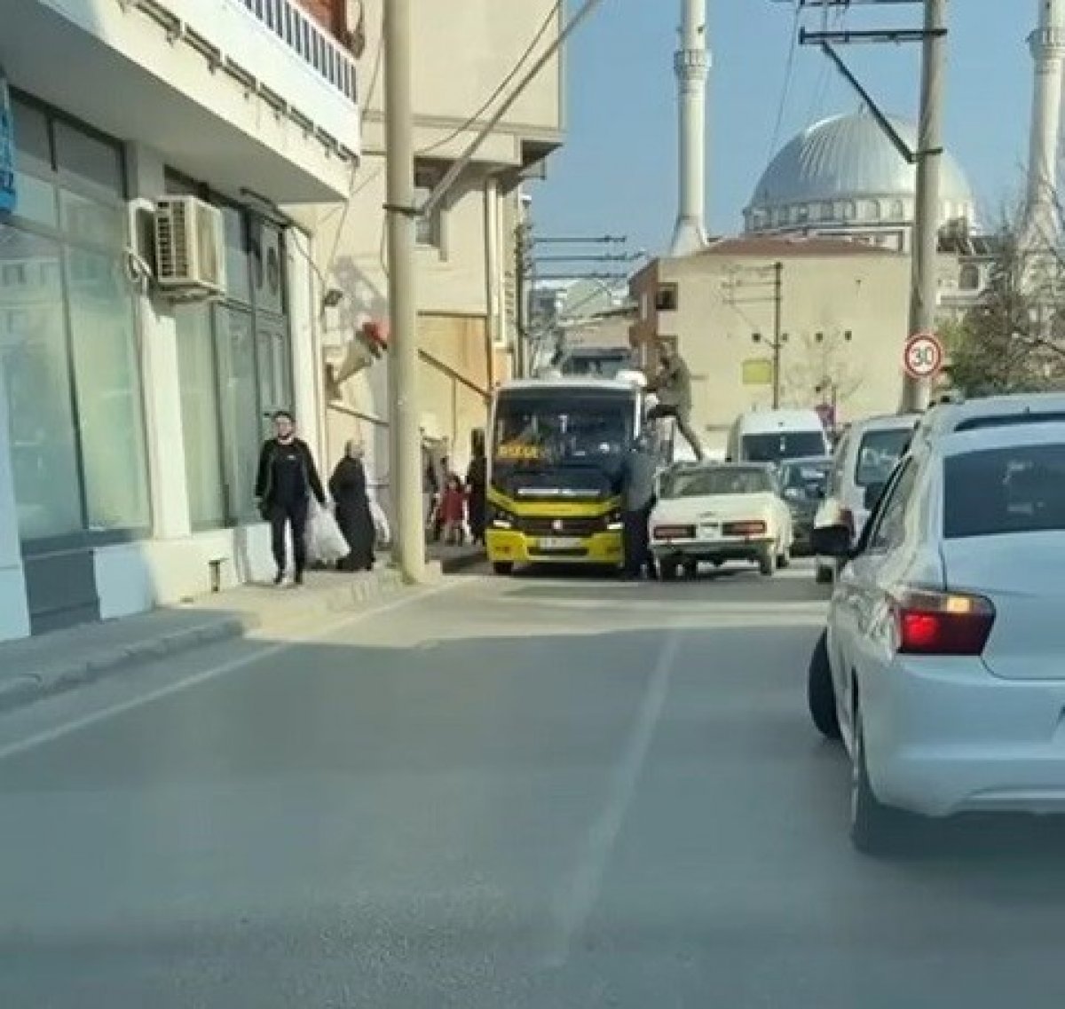 Bursa da otomobilin üzerine çıkan sürücü, minibüs şoförüne saldırdı #1