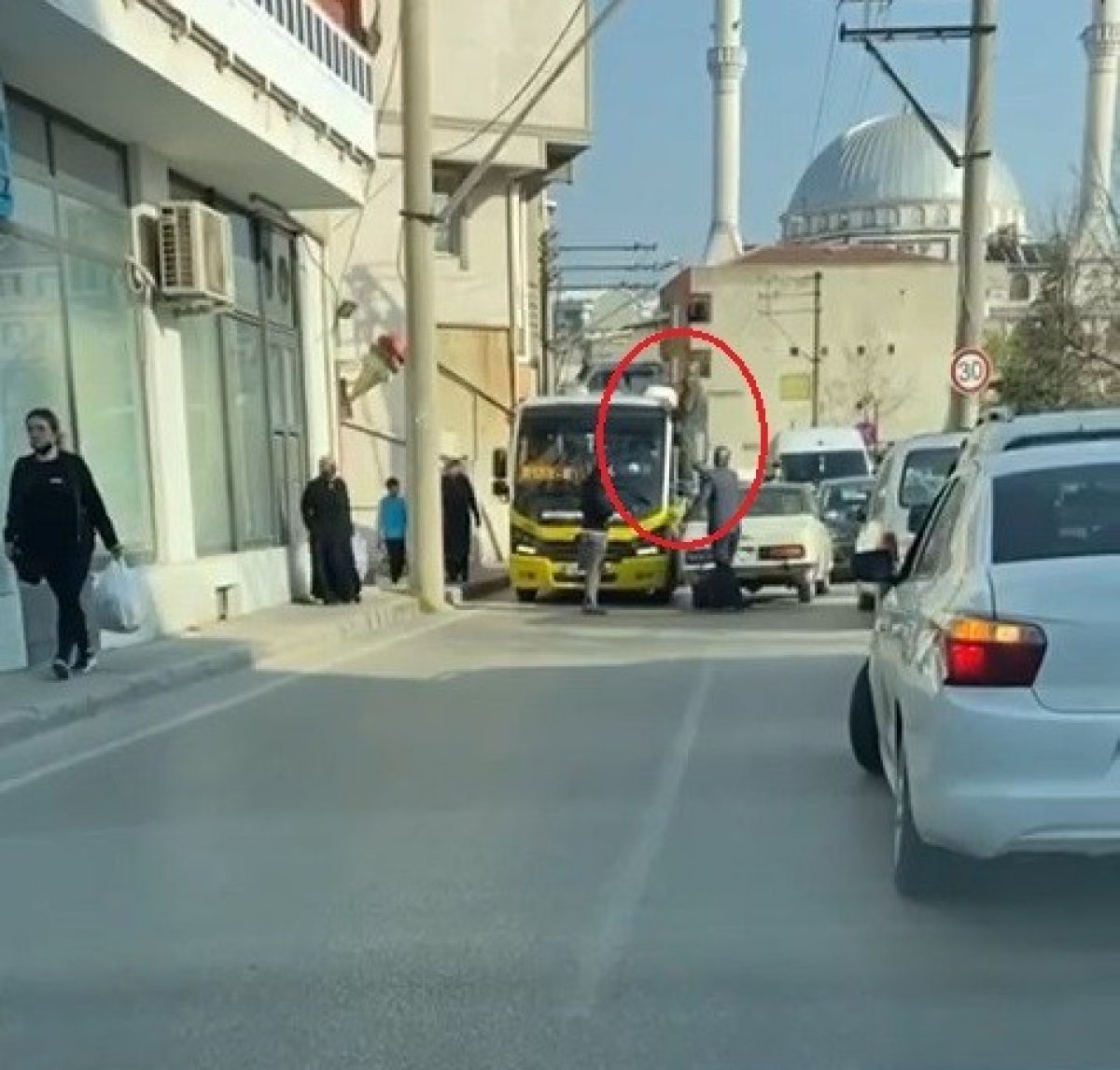 Bursa da otomobilin üzerine çıkan sürücü, minibüs şoförüne saldırdı #2